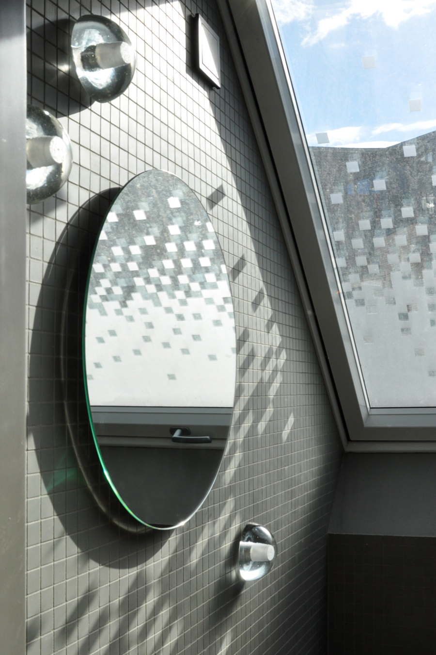 n-vier, interior design Berlin-Mitte, guest toilet, Bocci, sloping roof