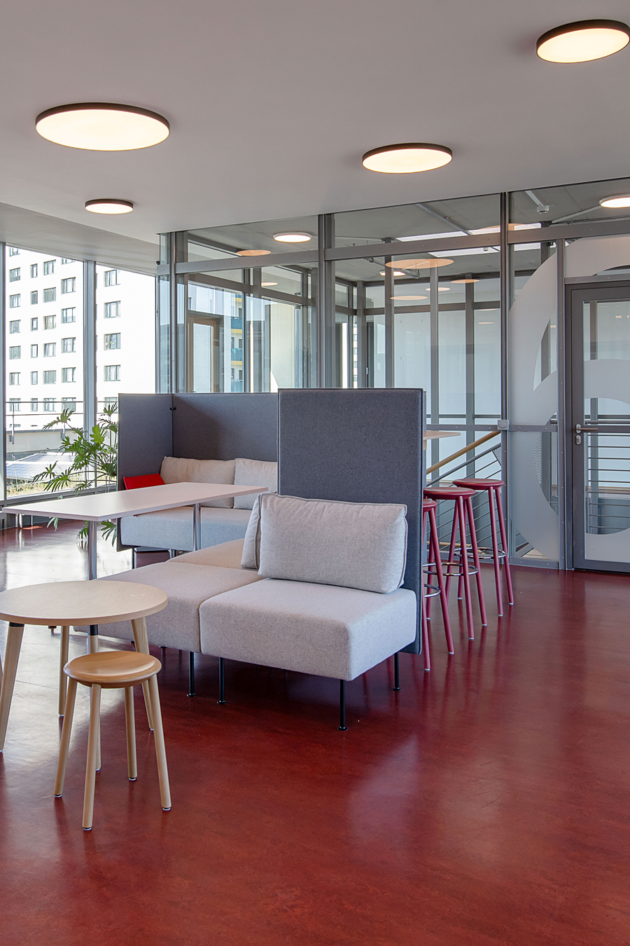 n-vier architekten, interior design Berlin-Marzahn, meeting point, waiting area, bar table, hallway design